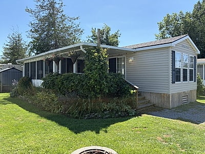 NEW LISTING! SITE #121-2010 NORTHLANDER ESCAPE, 12'X38', 2 BED- MAIN PARK NEW LISTING! SITE #121-2010 NORTHLANDER ESCAPE, 12'X38', 2 BED- MAIN PARK