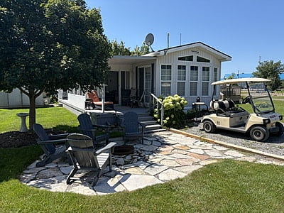 NEW LISTING!! SITE #64- 2002 NORTHLANDER MEADOWBROOK- 14'x39'- 1 BED WITH LARGE SUNROOM NEW LISTING!! SITE #64- 2002 NORTHLANDER MEADOWBROOK- 14'x39'- 1 BED WITH LARGE SUNROOM